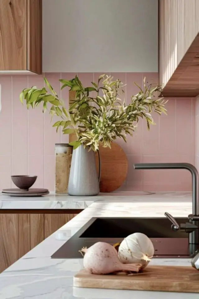 décoration murale cuisine moderne crédence carrelage métro coloré rose pastel ambiance douce et élégante plan de travail marbré 