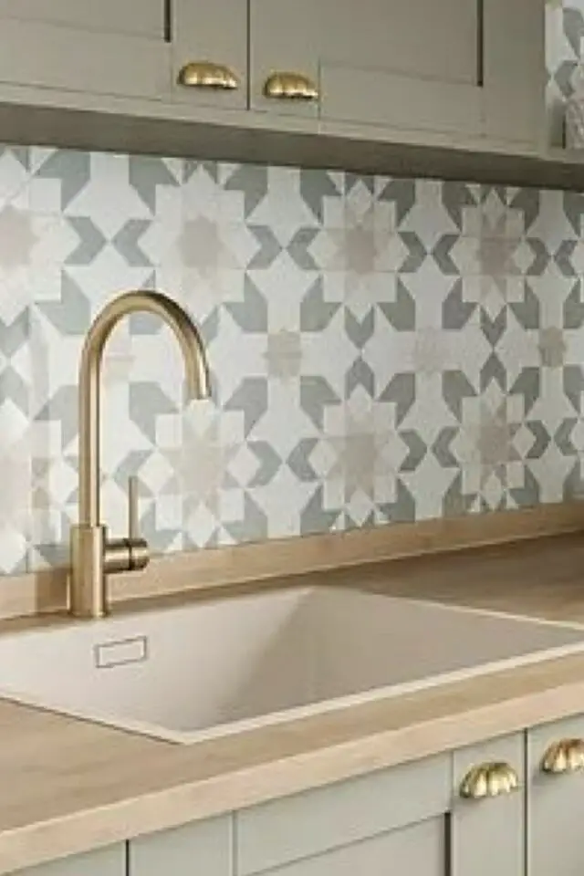 décoration murale cuisine moderne crédence carreaux de ciment motif géométrique dessus plan de travail en bois 