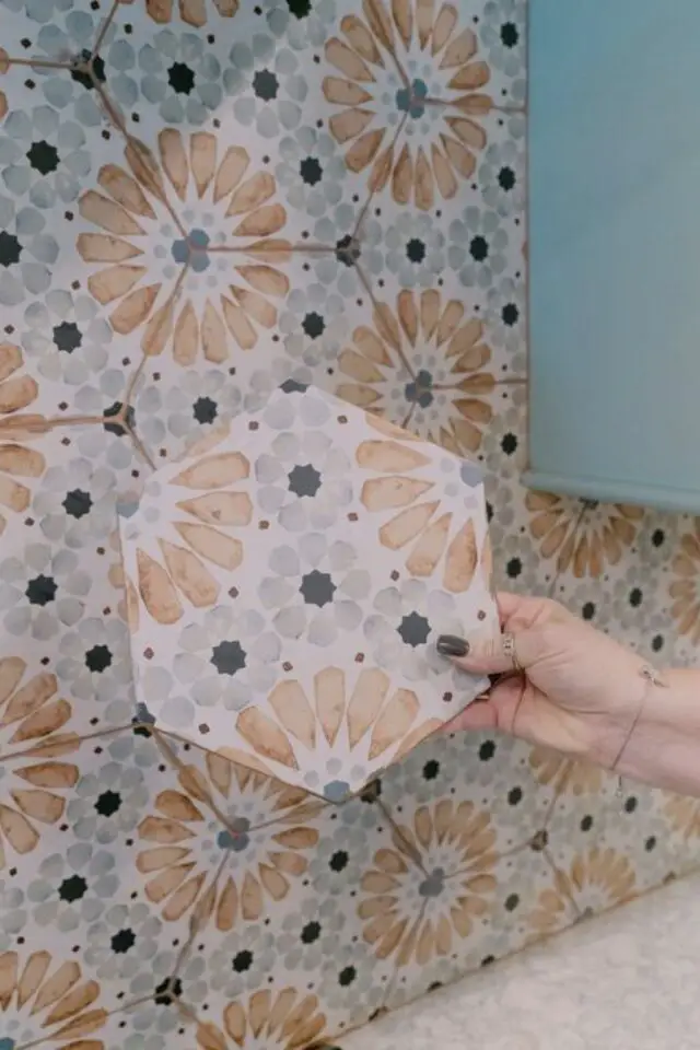 décoration murale cuisine moderne crédence carreau de ciment hexagonal motif floral pastel 
