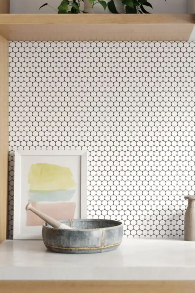 décoration murale cuisine moderne crédence mosaïque hexagonale blanche exemple original 
