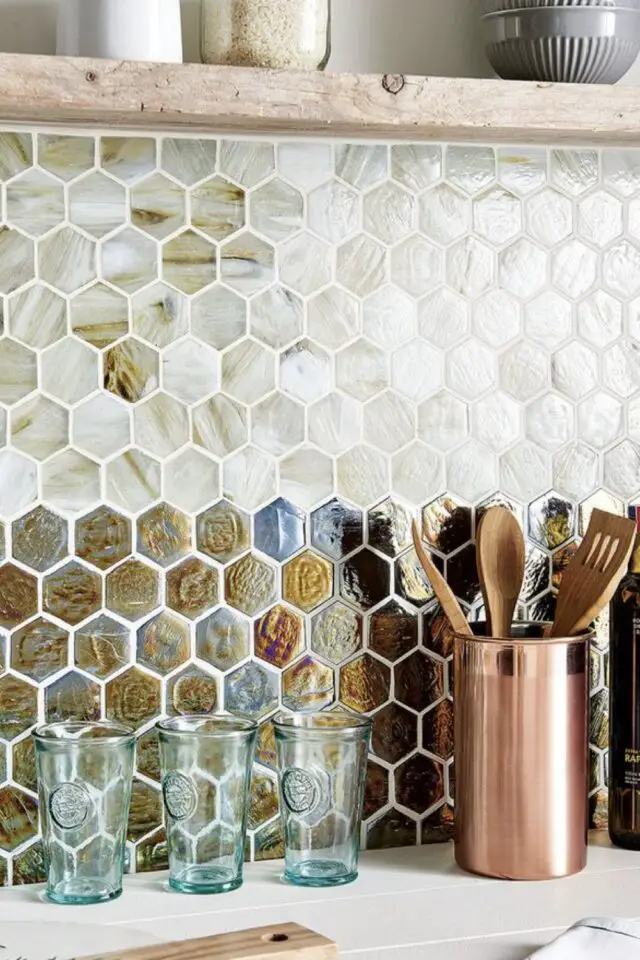 décoration murale cuisine moderne crédence mosaïque carrelage hexagonal deux couleurs nacrées 