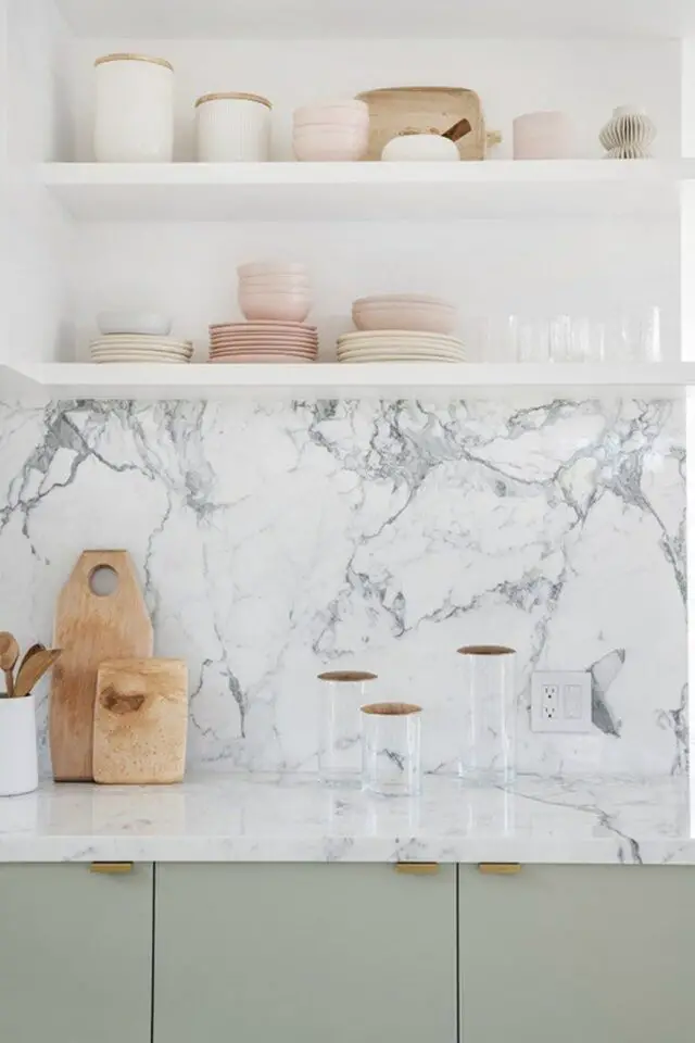 décoration murale cuisine moderne crédence marbre clair blanc et gris plan de travail même matériau meuble façade vert d'eau 