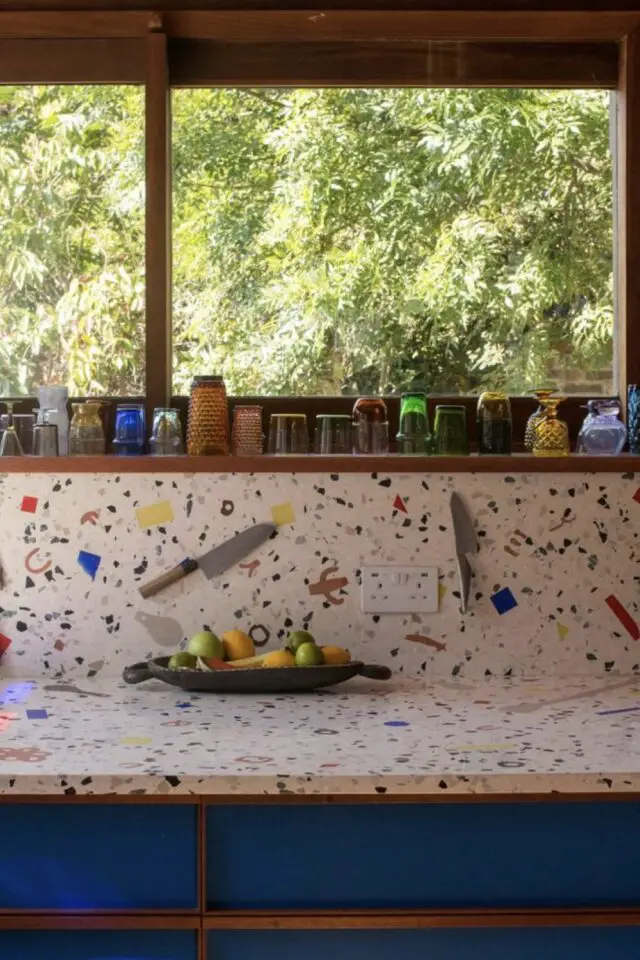 décoration murale cuisine moderne crédence terrazzo fond clair petit motif meuble bleu électrique cuisine bois élégant et chic 