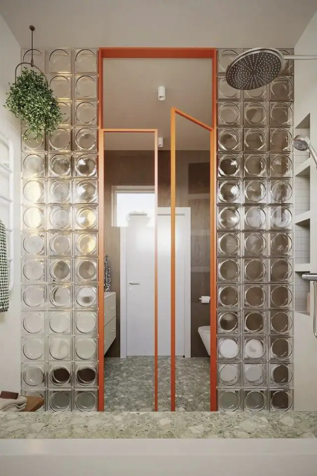 exemple cloison pavés et briques de verre salle de bain petit espace lumineux design rétro 