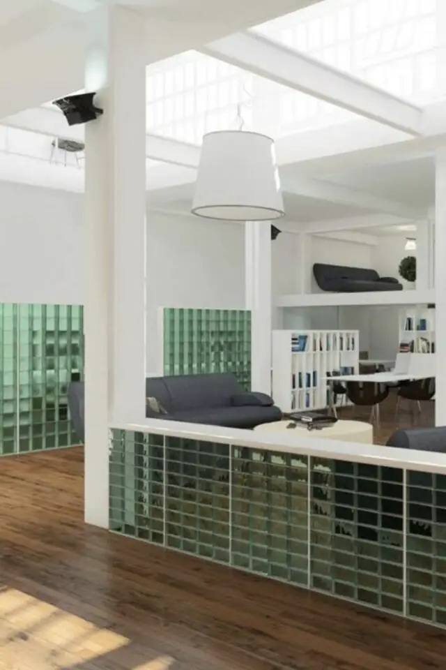 exemple cloison pavés et briques de verre aménagement espace loft demi-mur jeu de transparence colorée architecture intérieure 
