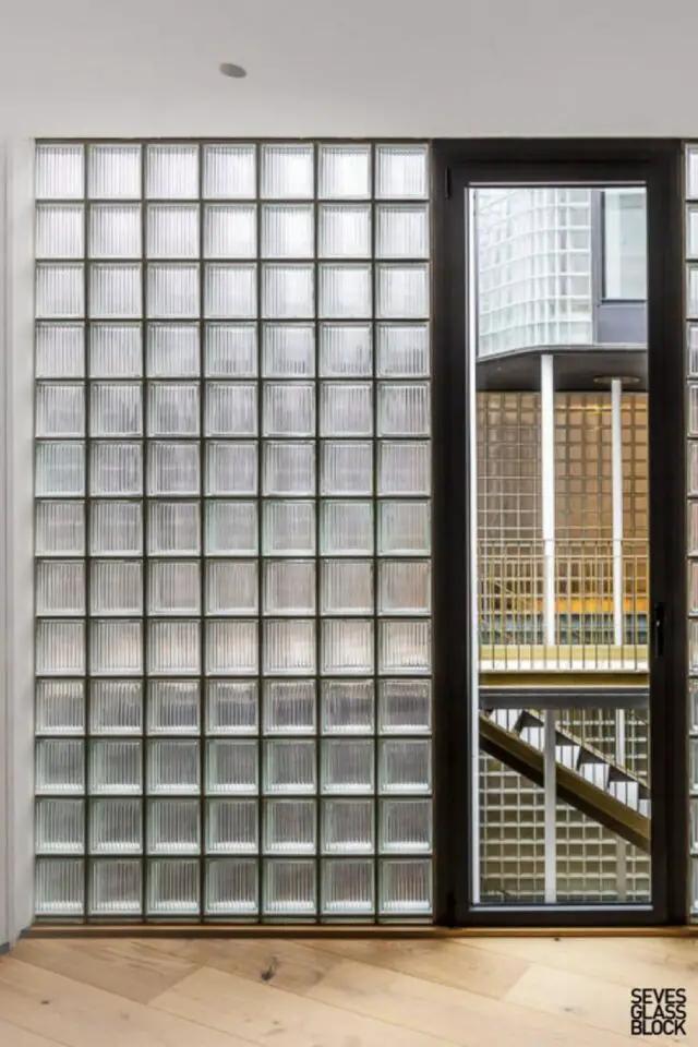 exemple cloison brique de verre profiter lumière naturelle sol paruqet bois appartement 