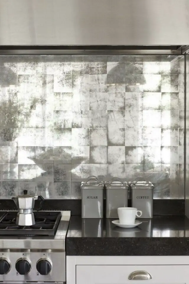 exemple crédence de cuisine effet métal incox carrelage ambiance loft industriel 