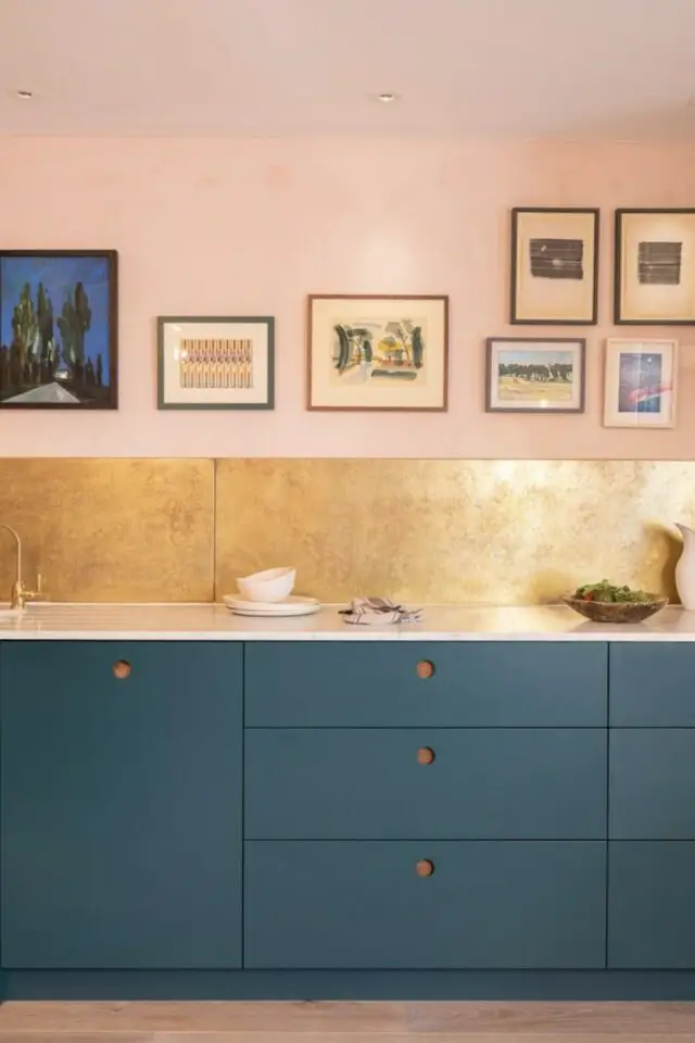 exemple crédence de cuisine métal doré lumineux et élégant meuble bleu peinture rose pastel 