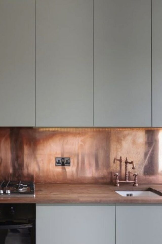 exemple crédence de cuisine métallique cuivre plan de travail en bois esprit chaleureux 