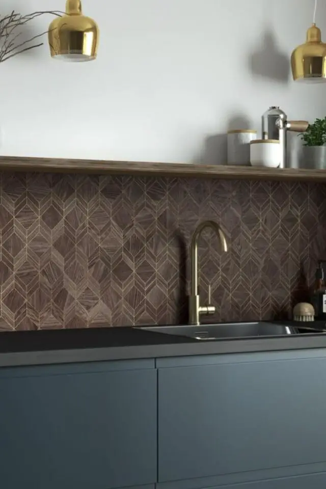 exemple crédence de cuisine en bois élégant chic mur blanc meuble anthracite plan de travail noir 