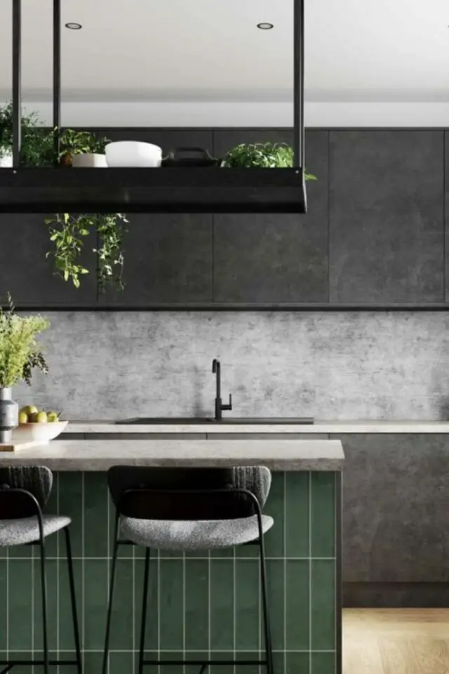exemple crédence de cuisine effet béton ciré intemporel ambiance masculine chic meuble ardoise îlot central carrelage vert
