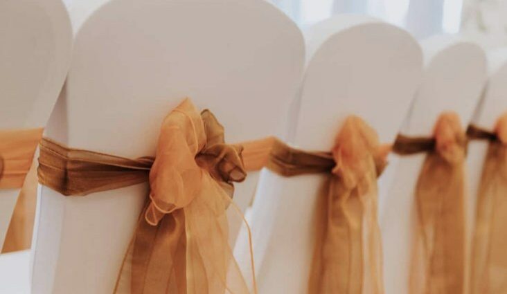 idée couleur mariage orange déco table salle de réception chaise bouquet photo-booth