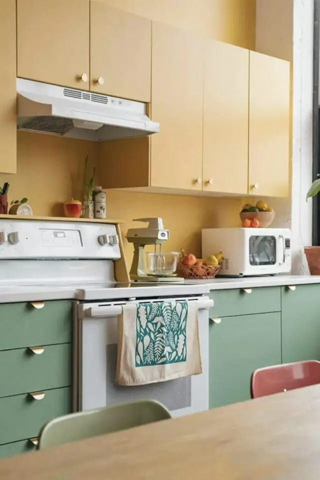 association couleur déco printemps cuisine meuble moderne jaune et vert sauge 