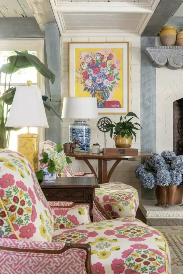 décoration intérieure association couleur printemps ambiance cottage anglais motif textile fleur affiche murale lampe bleu jaune rose 
