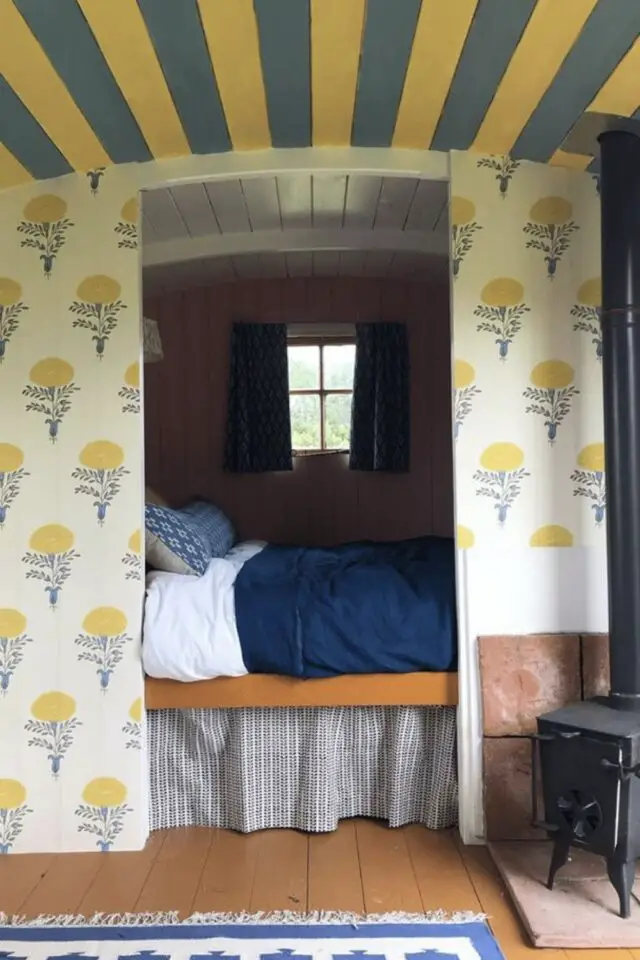 décoration intérieure association couleur printemps cottage anglais chambre alcôve bleu gris jaune plafond peint rayé papier peint mur 
