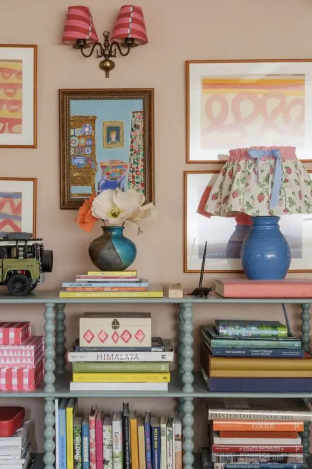 décoration intérieure association couleur printemps petite bibliothèque basse accessoire décoratif coloré vase mur peinture rose cottage anglais 