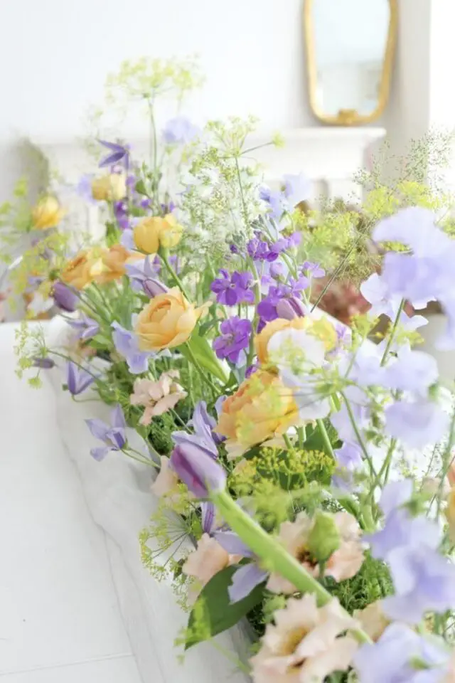 centre de table Pâques exemples pastel et couleur tendre composition florale jaune et lilas