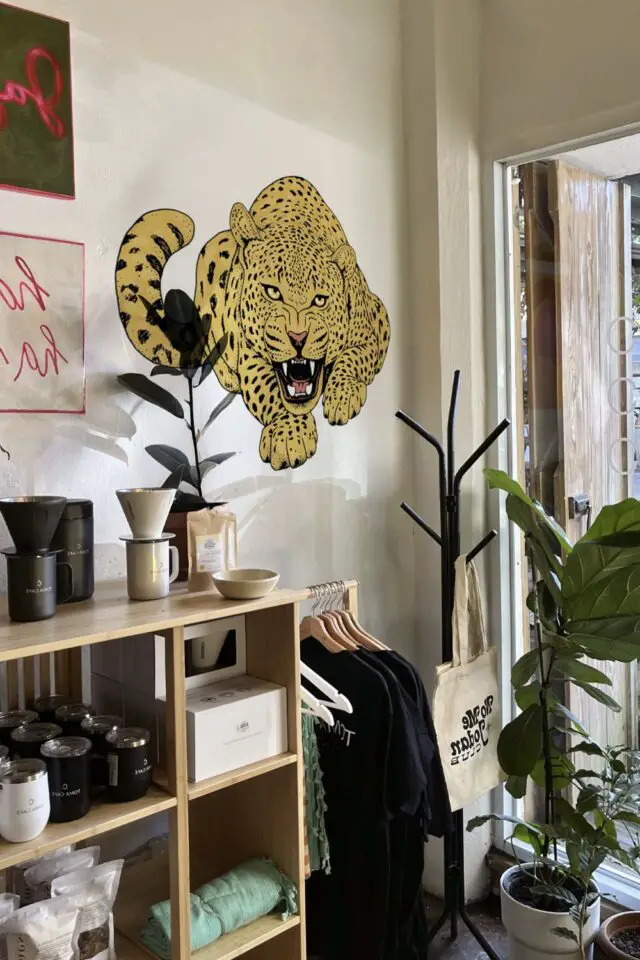 décoration mur stickers moderne motif léopard jaune et noir chambre adulte 