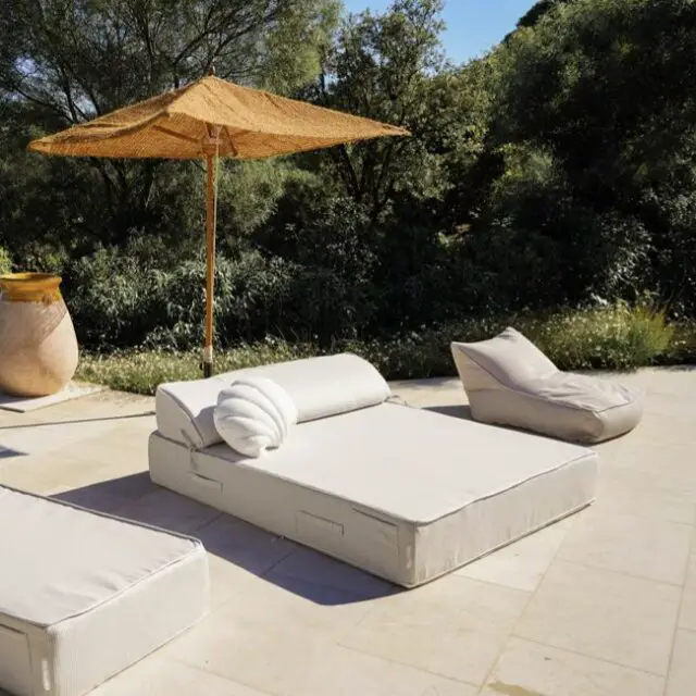 aménagement jardin lit extérieur Lit bain de soleil extérieur en mousse 2 places beige et blanc