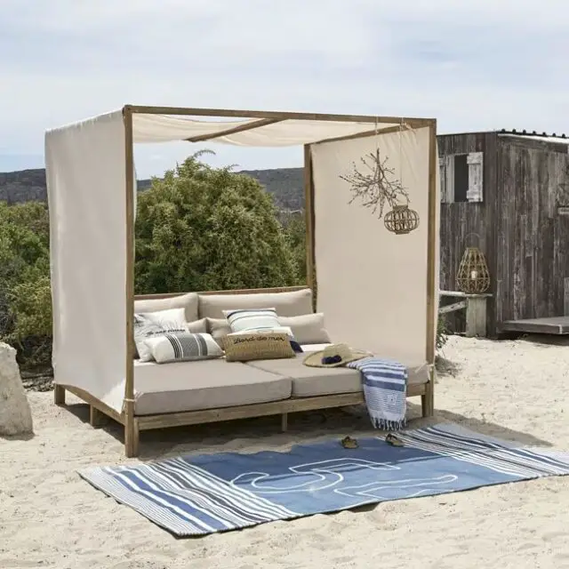aménagement jardin lit extérieur Lit à baldaquin d'extérieur en bois d'acacia et résine tressée avec toile taupe clair