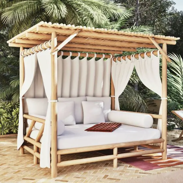 aménagement jardin lit extérieur Lit à baldaquin d'extérieur en bois de teck, voile blanc et coussins blancs