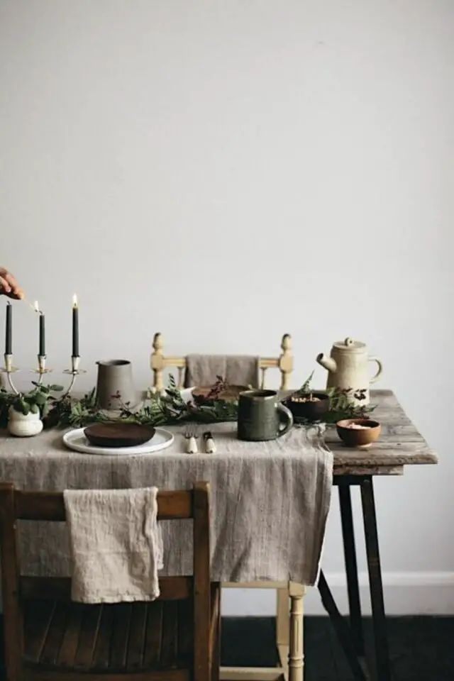 mix style kinfolk et vintage salle à manger table ancienne en bois plateau patiné pieds métal noir chaise nappe en lin poterie vaisselle à la main 