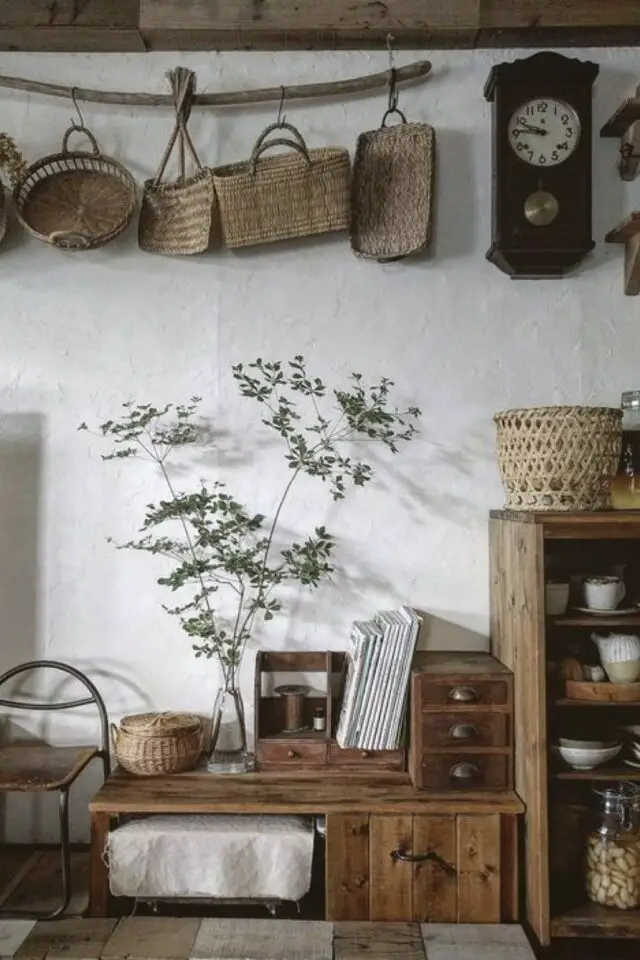 mix style kinfolk et vintage mur blanc à la chaux meuble en bois ancien panier en osier suspendu 