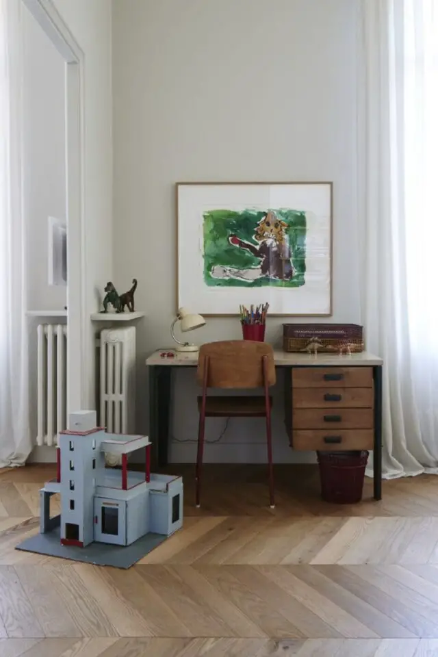 mélange style kinfolk et vintage coin de séjour bureau ancien en bois chaise design simple lampe de bureau rétro 