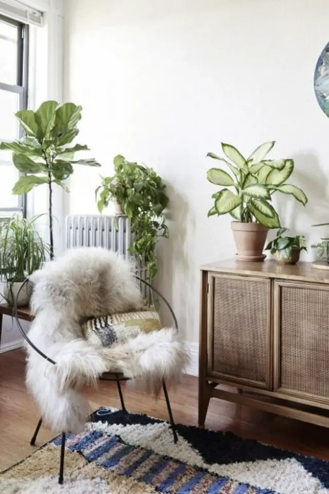 mélange style kinfolk et vintage salon séjour plantes vertes fauteuil accapulco enfilade rétro porte en cannage 