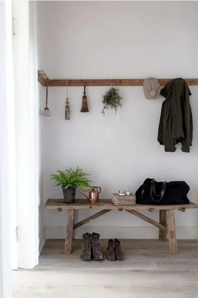 mélange style kinfolk et vintage entrée épurée mur blanc meuble en bois porte manteau mural banc rustique simple