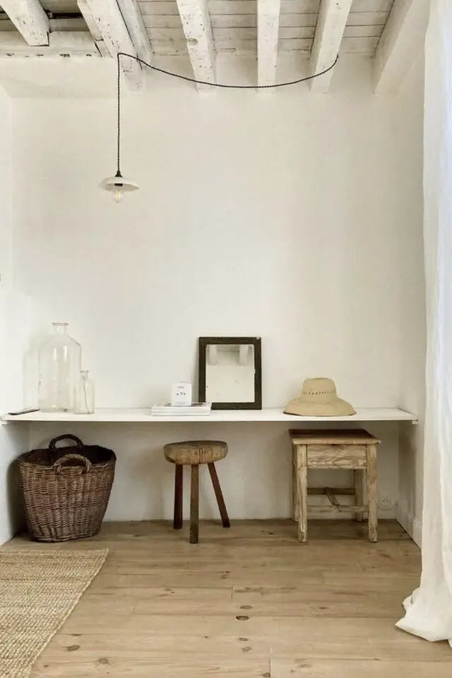 mix style kinfolk et vintage exemple simplicité poétique grande tablette au mur bureau panier tressé ancien tabouret ambiance épurée