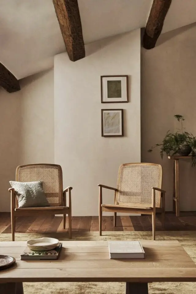 mix style kinfolk et vintage exemple salon séjour épuré mur beige poutre en bois plafond fauteuil cannage table basse latte de bois 