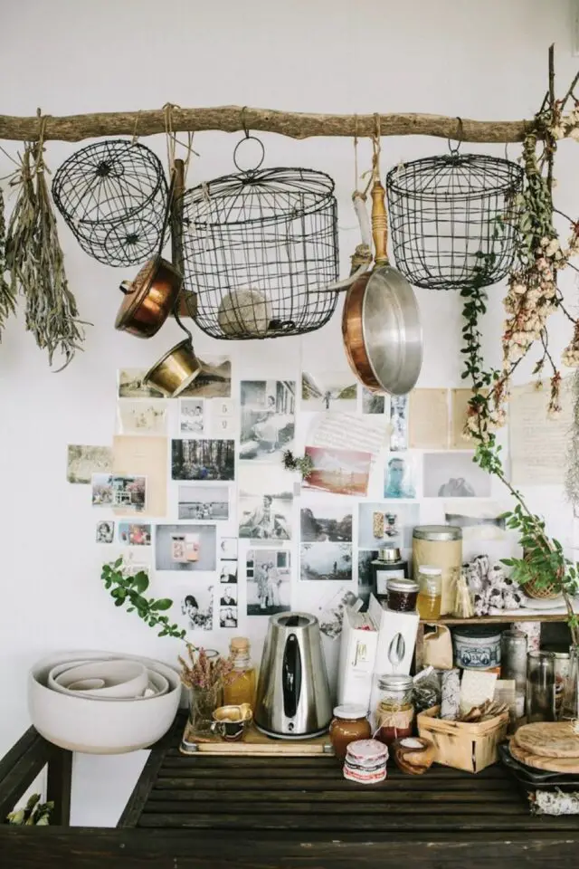 mix style kinfolk et vintage exemple cuisine plan de travail moodboard mural bric à bras panier filaire en métal suspendu à une branche casseroles anciennes 