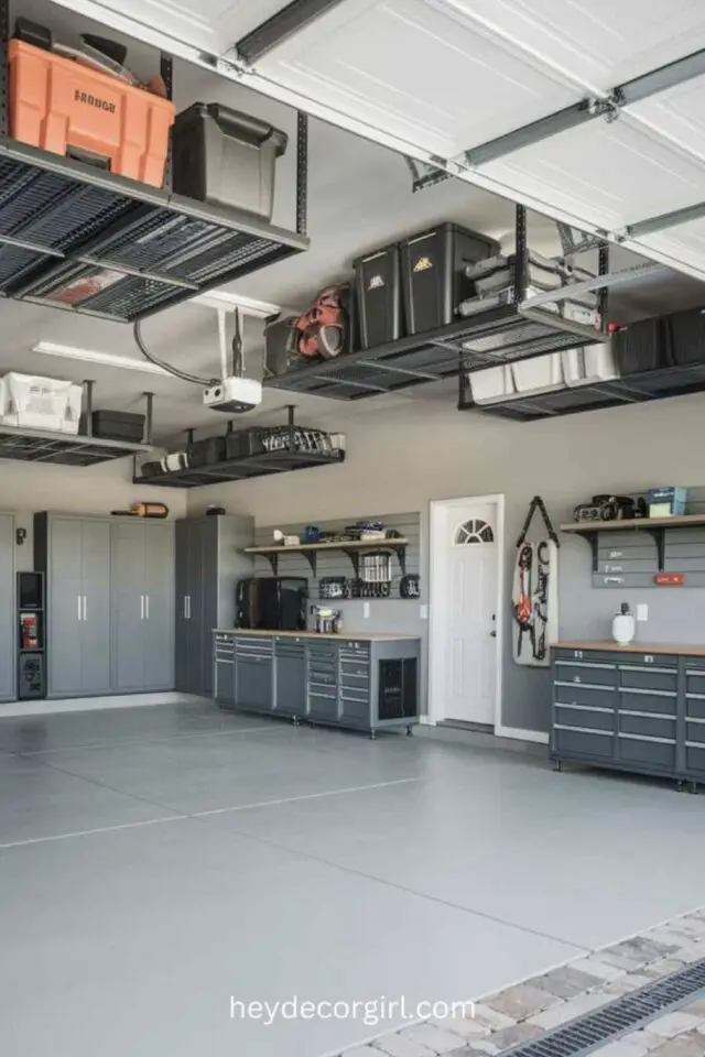 organisation garage rangement meuble établi étagère grille suspendue au plafond boite en plastique 