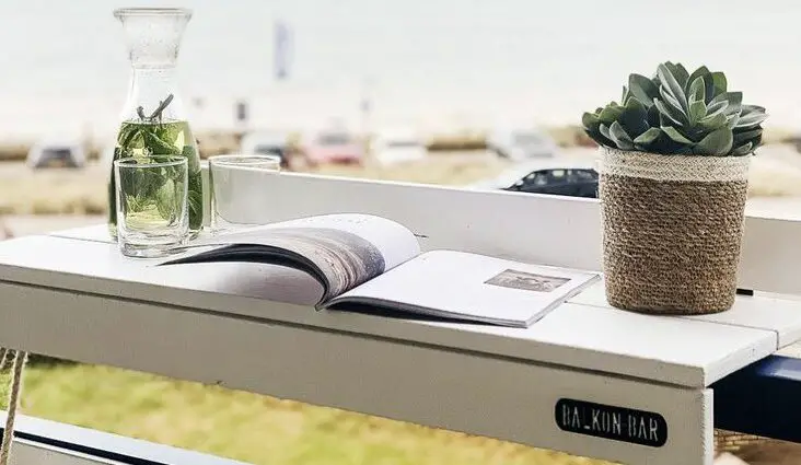 aménagement balcon rapide confortable table à suspendre au garde-corps
